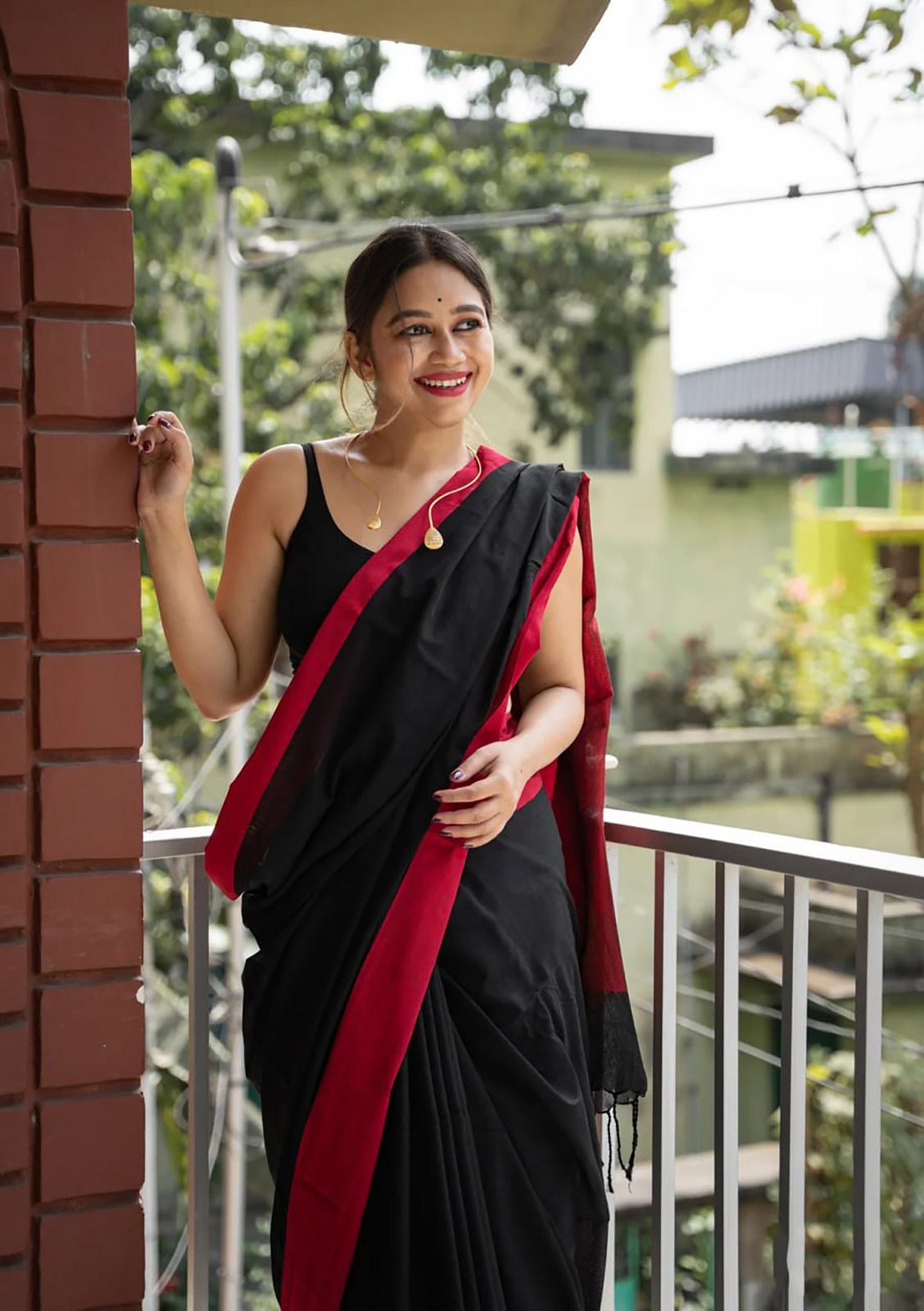 Black Red  Silk Saree With Weaving Border