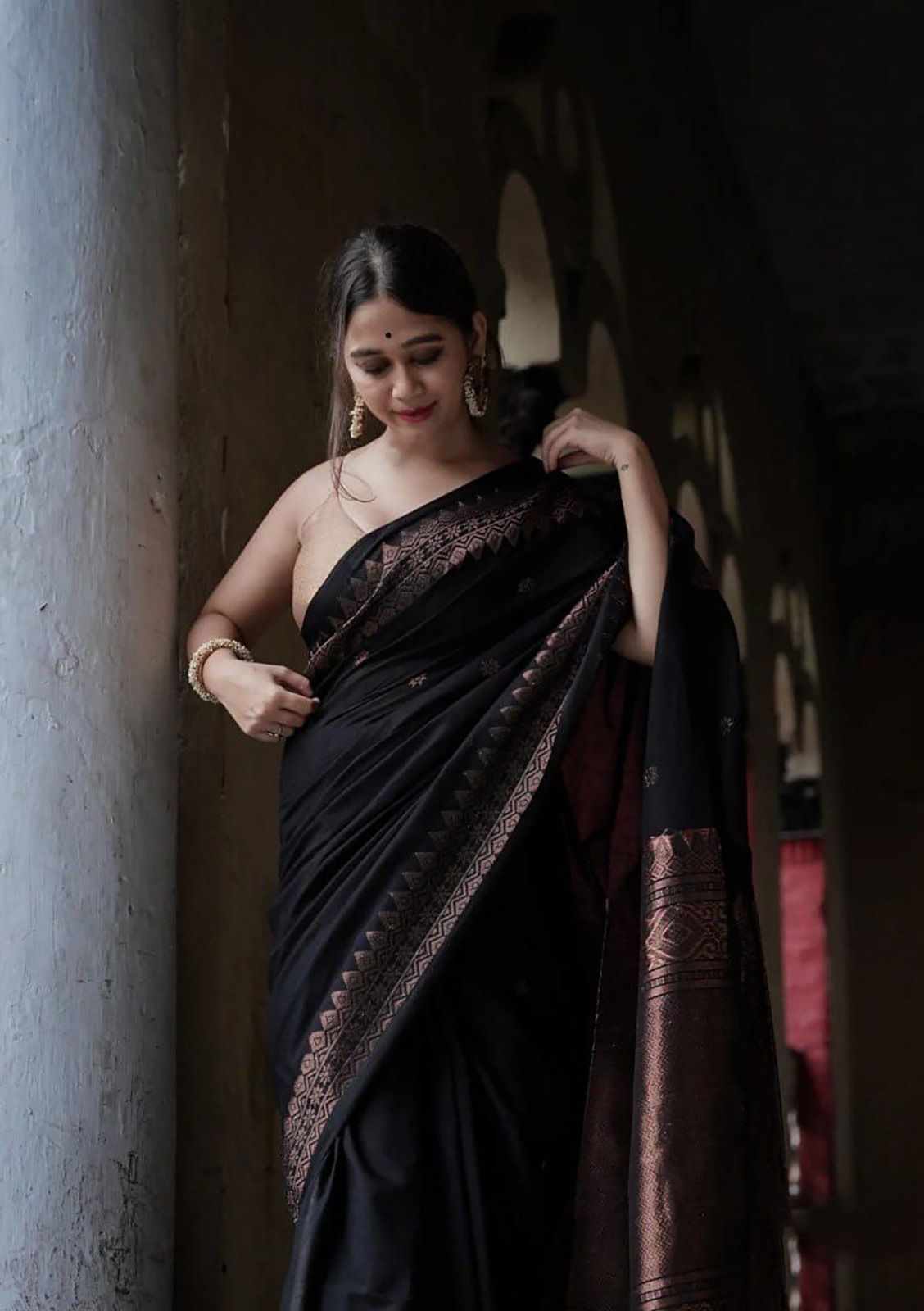 Black Silk Saree With Weaving Border