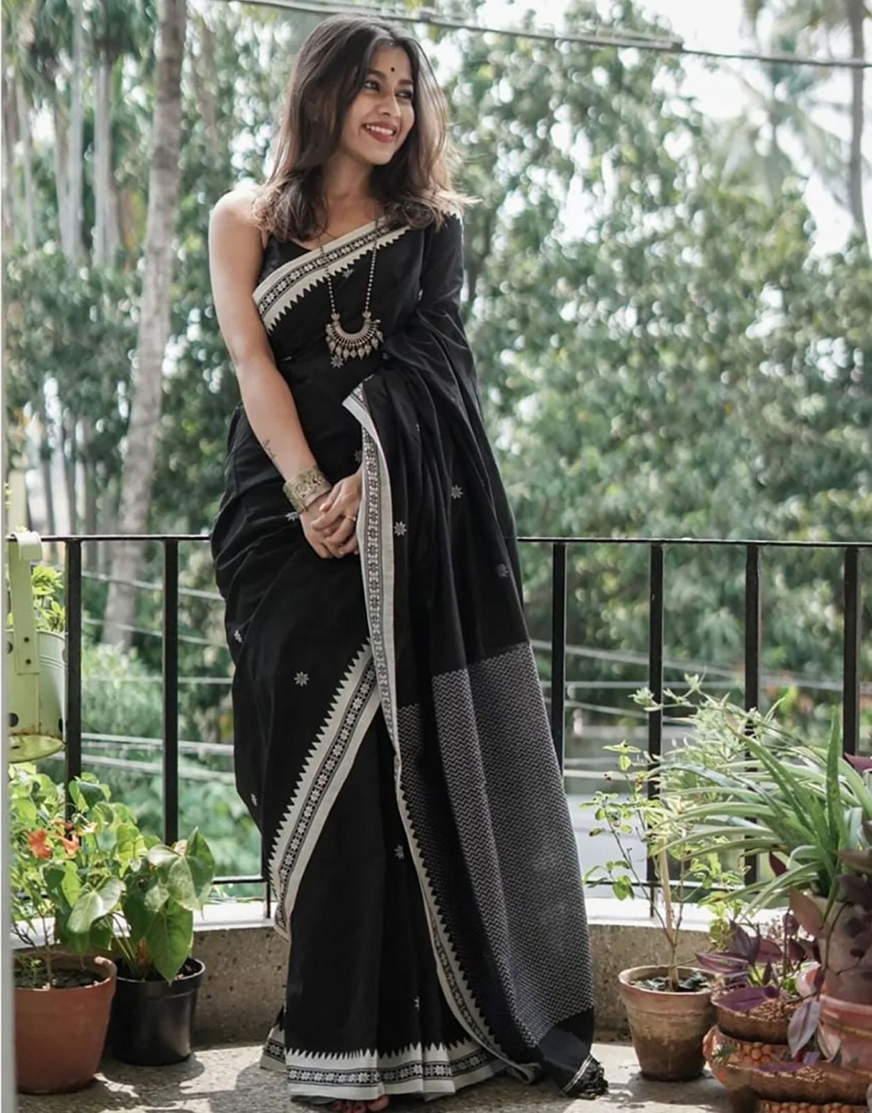 Black Silk Saree With Weaving Border