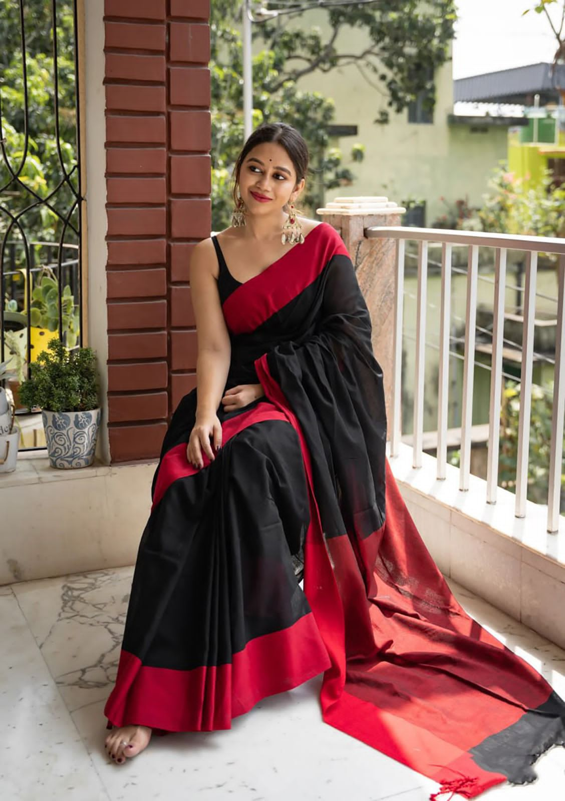 Black Red  Silk Saree With Weaving Border