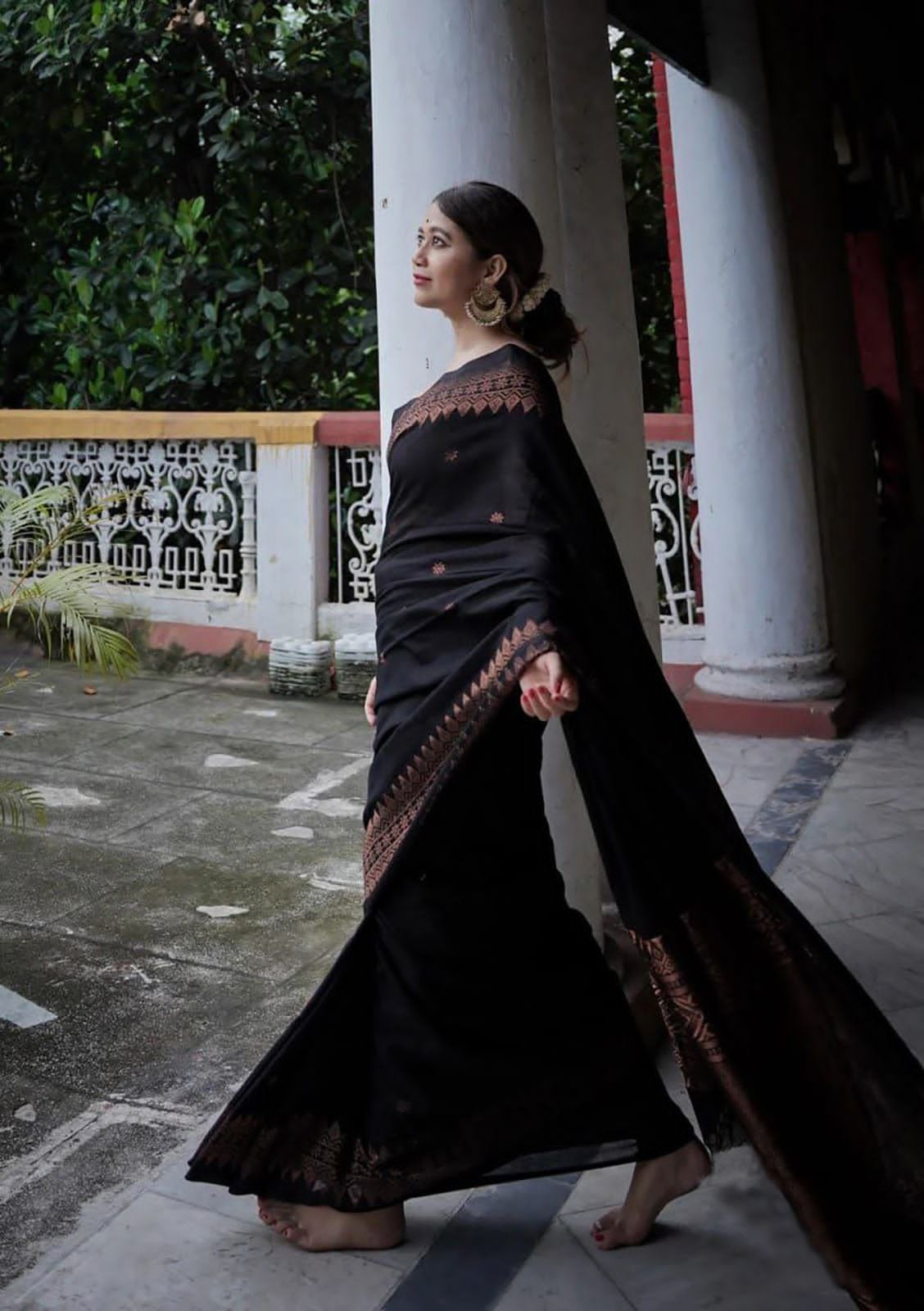 Black Silk Saree With Weaving Border